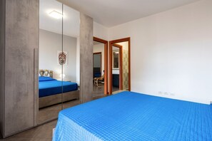 2 bedrooms, iron/ironing board, WiFi, bed sheets - GuestHost - Lovely apartment of about 50 square meters, located on the fourth floor of a building with a lift, perfect for families and groups of friends!The apartment has two bedrooms, a folding bed and a cot for the little ones, both on request, .Compl (Giardini Naxos)