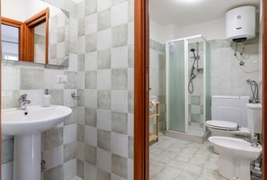 Dusche, Haartrockner, Bidet, Handtücher