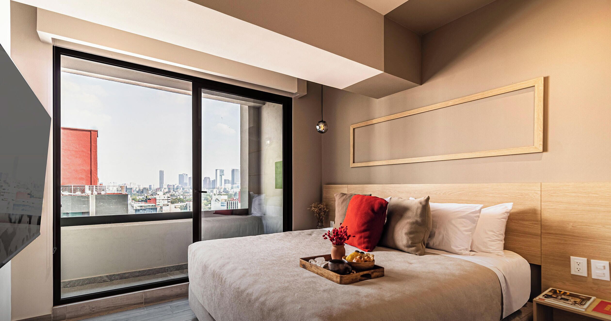 1 sovrum, skrivbord, strykjärn/strykbräda och resesäng