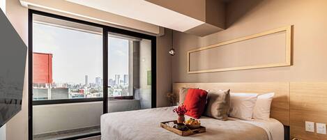 1 sovrum, skrivbord, strykjärn/strykbräda och resesäng