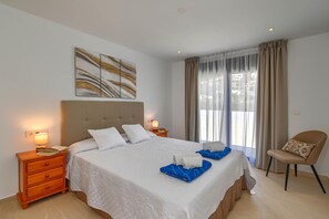 4 bedrooms, iron/ironing board, WiFi, bed sheets