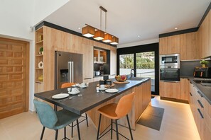 Frigorífico, microondas, horno y placa de cocina