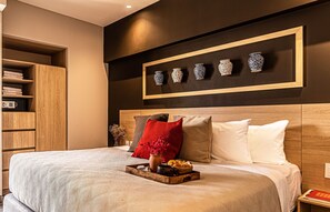 2 habitaciones, escritorio y tabla de planchar con plancha