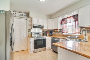Réfrigérateur, micro-ondes, plaque de cuisson, lave-vaisselle