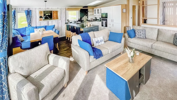 Ein modernes Wohnzimmer mit Sofas, einem Couchtisch und einem Essbereich.