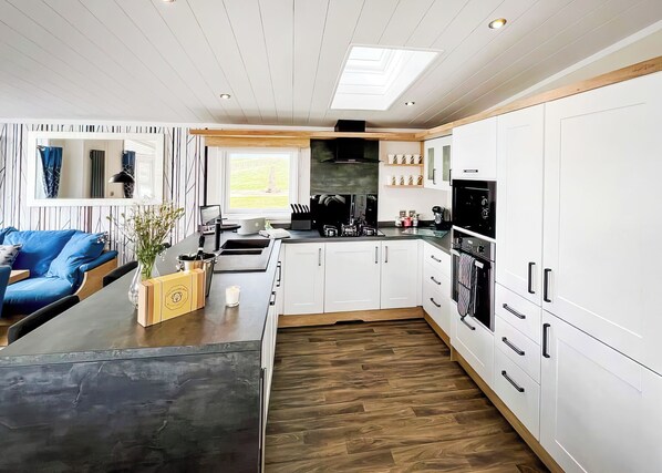 Fridge, oven, stovetop, toaster - Platinum Lodge Bay View Spa (Clarach)