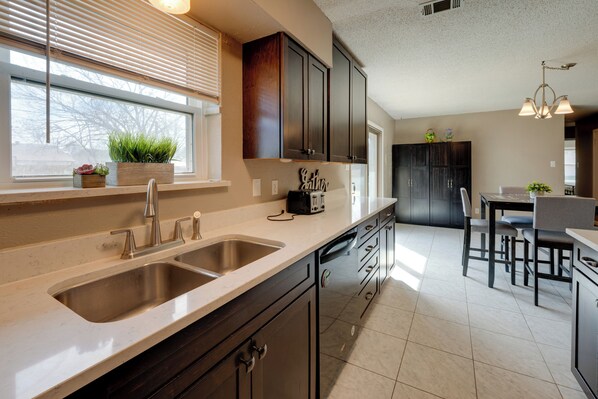 Refrigerador, microondas, placa de cocina, lavavajillas