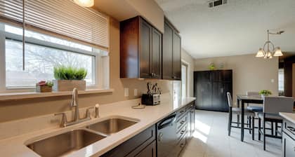 3 Mi to Dtwn Denton: Getaway w/ Furnished Patio!