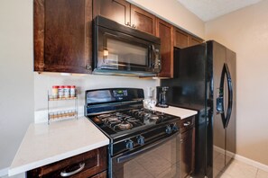 Refrigerador, microondas, placa de cocina, lavavajillas