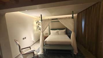 Cozy Costa Room | Schreibtisch, Zustellbetten, kostenloses WLAN, Bettwäsche