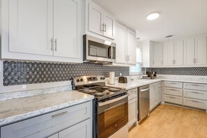 Kühlschrank, Mikrowelle, Herdplatte, Geschirrspüler