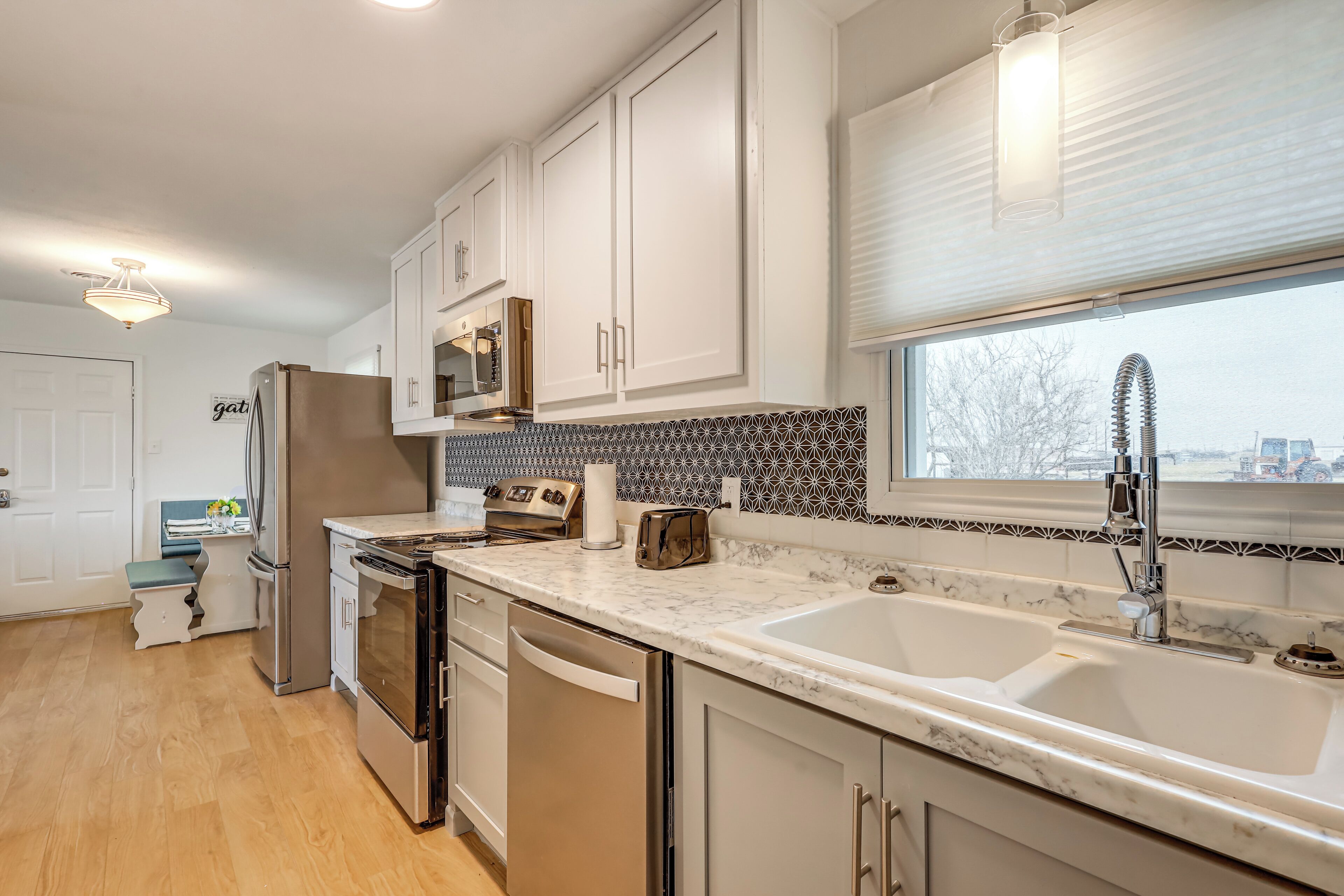 Fridge, microwave, stovetop, dishwasher