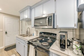 Refrigerador, microondas, parrilla de estufa y cafetera y tetera 