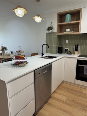 Fridge, microwave, oven, stovetop - Koombana Bay beach Homestay (Bunbury)
