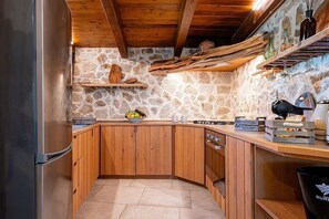 Cooktop, cafeteira/chaleira, talheres/pratos/utensílios de cozinha