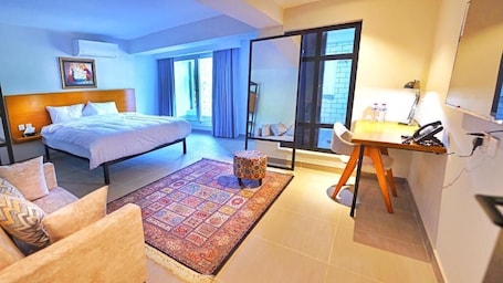 Desk, laptop workspace, soundproofing, free WiFi