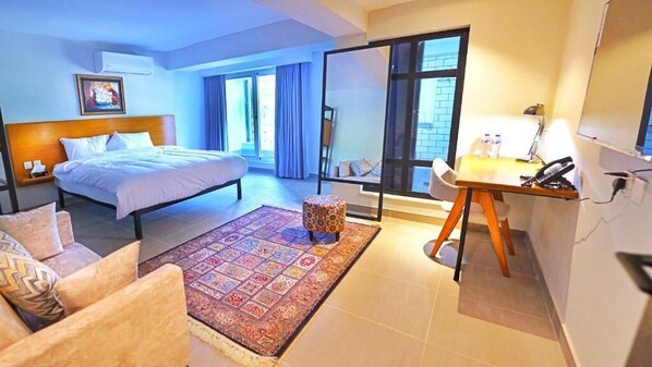 Työpöytä, kannettavalle tietokoneelle sopiva työtila, äänieristys