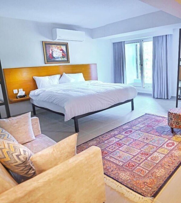 مكتب ومساحة عمل للكمبيوتر المحمول وتجهيزات عازلة للصوت وواي فاي مجانًا