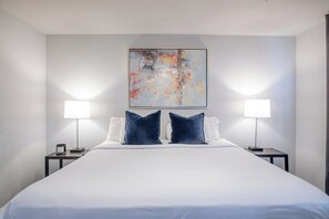 2 chambres, bureau, fer et planche à repasser, lit de bébé portatif