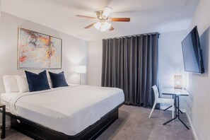 2 slaapkamers, een bureau, een strijkplank/strijkijzer, reisbedje