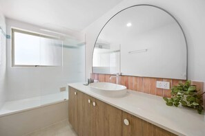 Chuveiro, secador de cabelo, toalhas de banho, shampoo