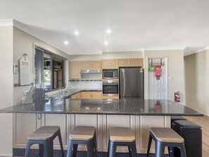 Fridge, microwave, oven, stovetop - Our Haven: 4-Bed Escape Near Beach & Mogo Trails (Batehaven)