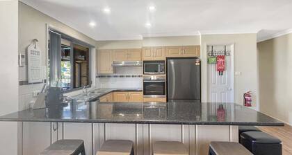 Our Haven: 4-Bed Escape Near Beach & Mogo Trails
