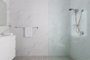 Shower, hair dryer, towels