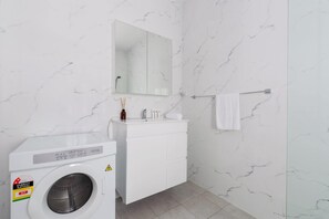Douche, sèche-cheveux, serviettes fournies, shampoing