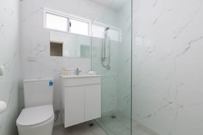 Ducha, secador de pelo y toallas