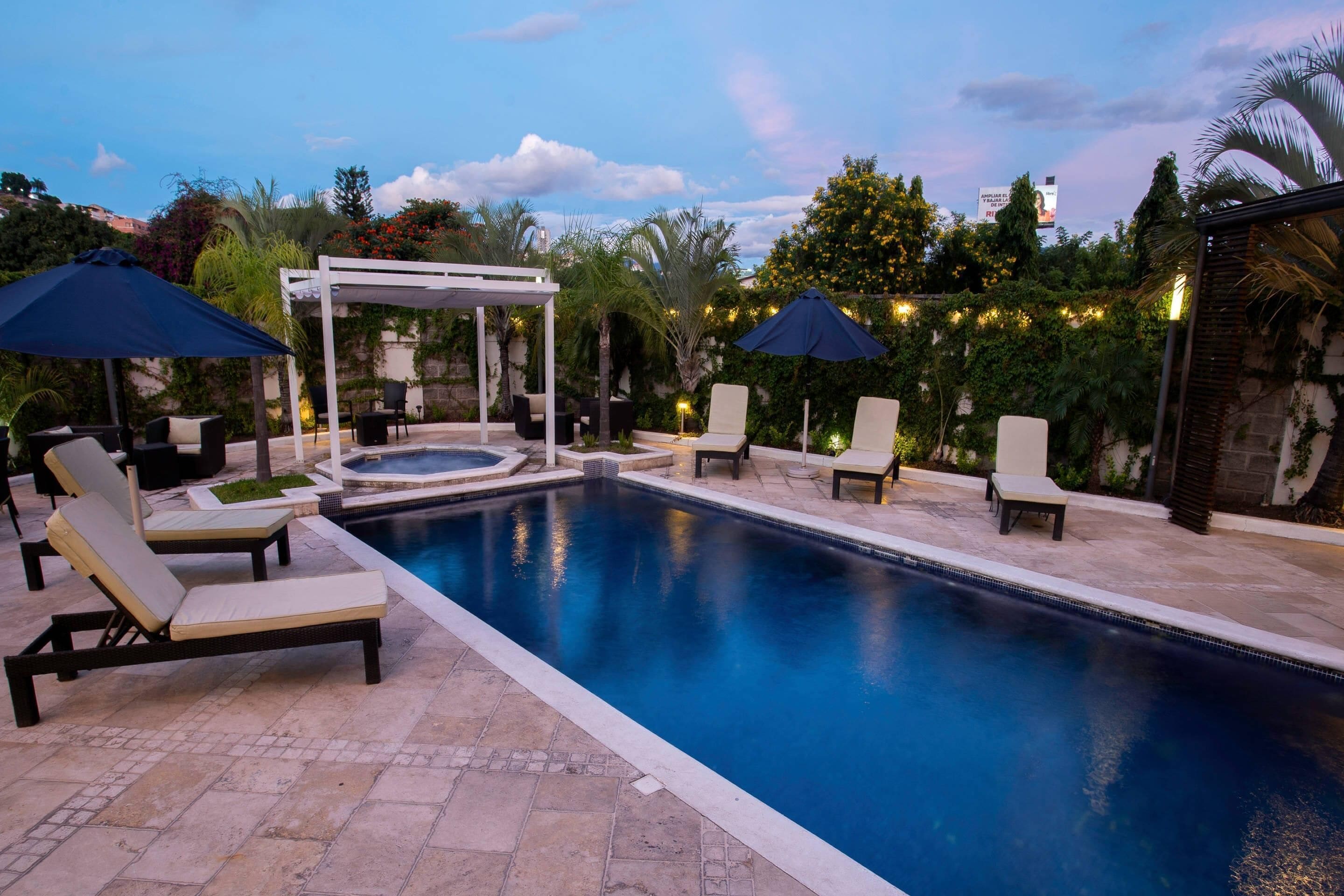 Una piscina al aire libre