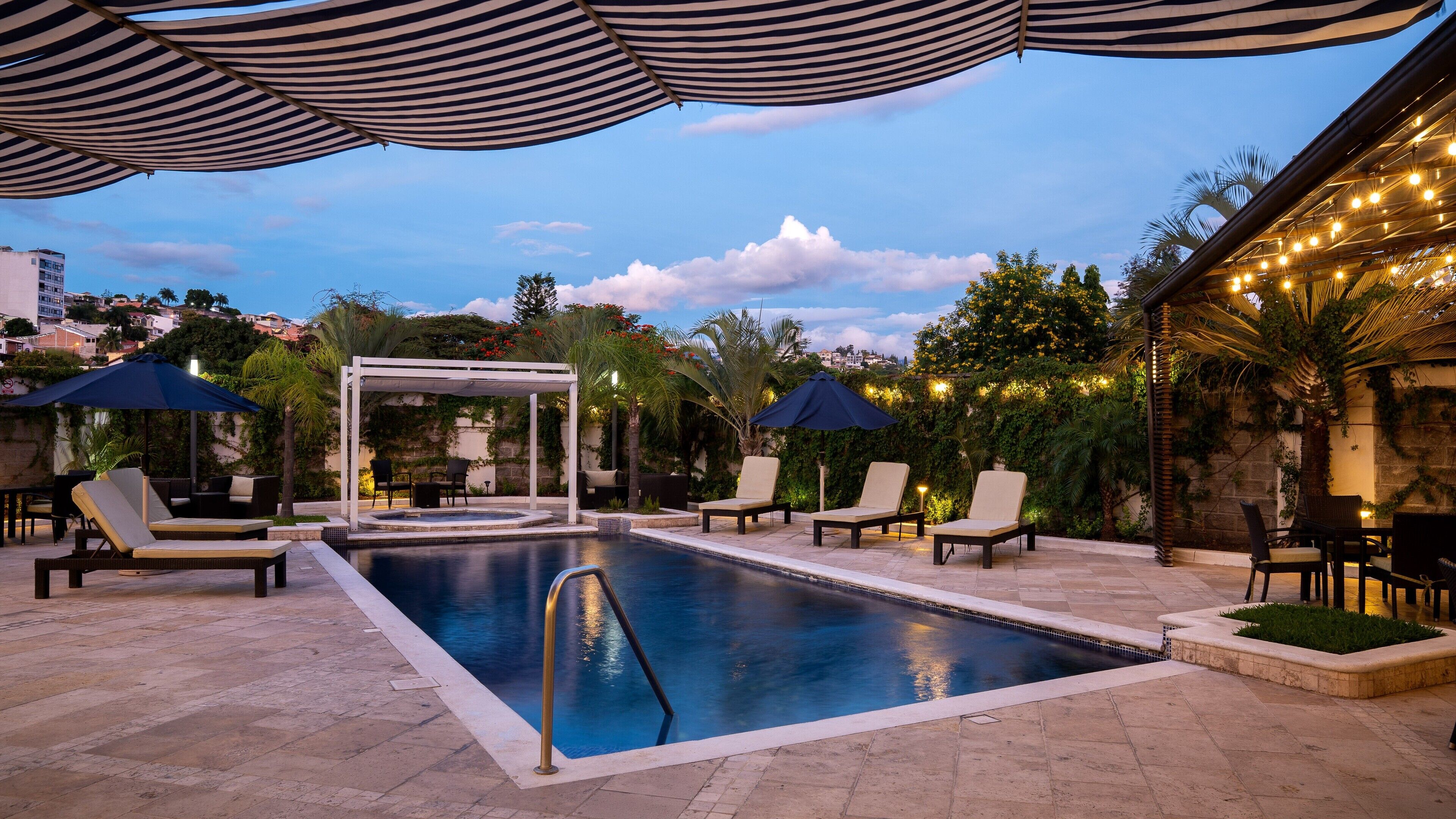 Una piscina al aire libre