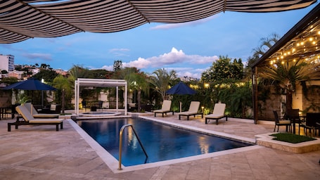 Una piscina al aire libre