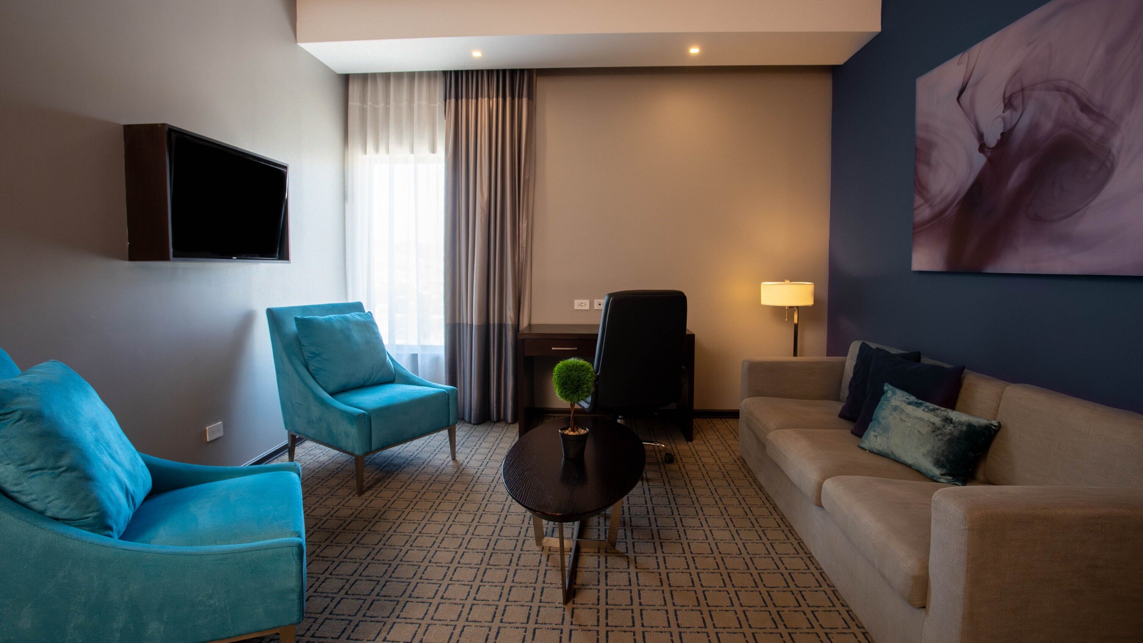 Suite, 1 kingsize bed met slaapbank, niet-roken | Woonruimte | Een 42-inch ledtelevisie met digitale zenders