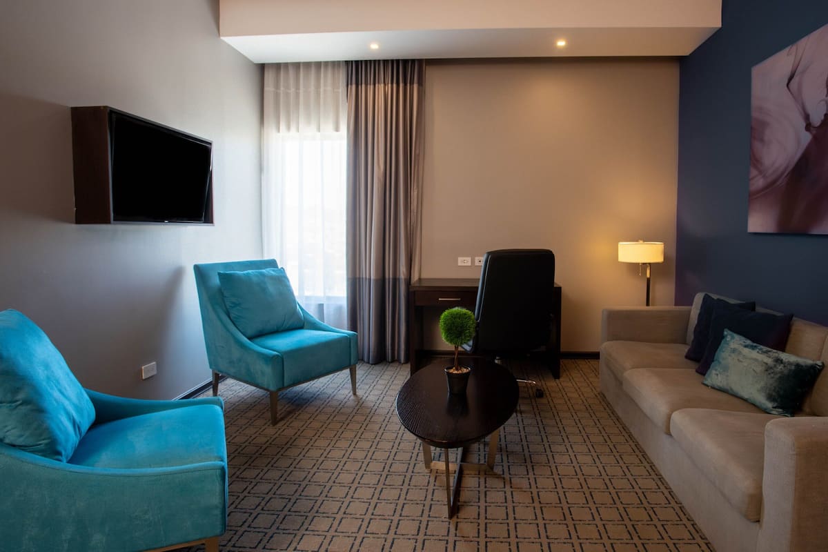 套房, 1 張特大雙人床和 1 張沙發床, 非吸煙房 | 起居區 | 42-吋LED 液晶電視,提供數位頻道