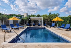 Una piscina al aire libre