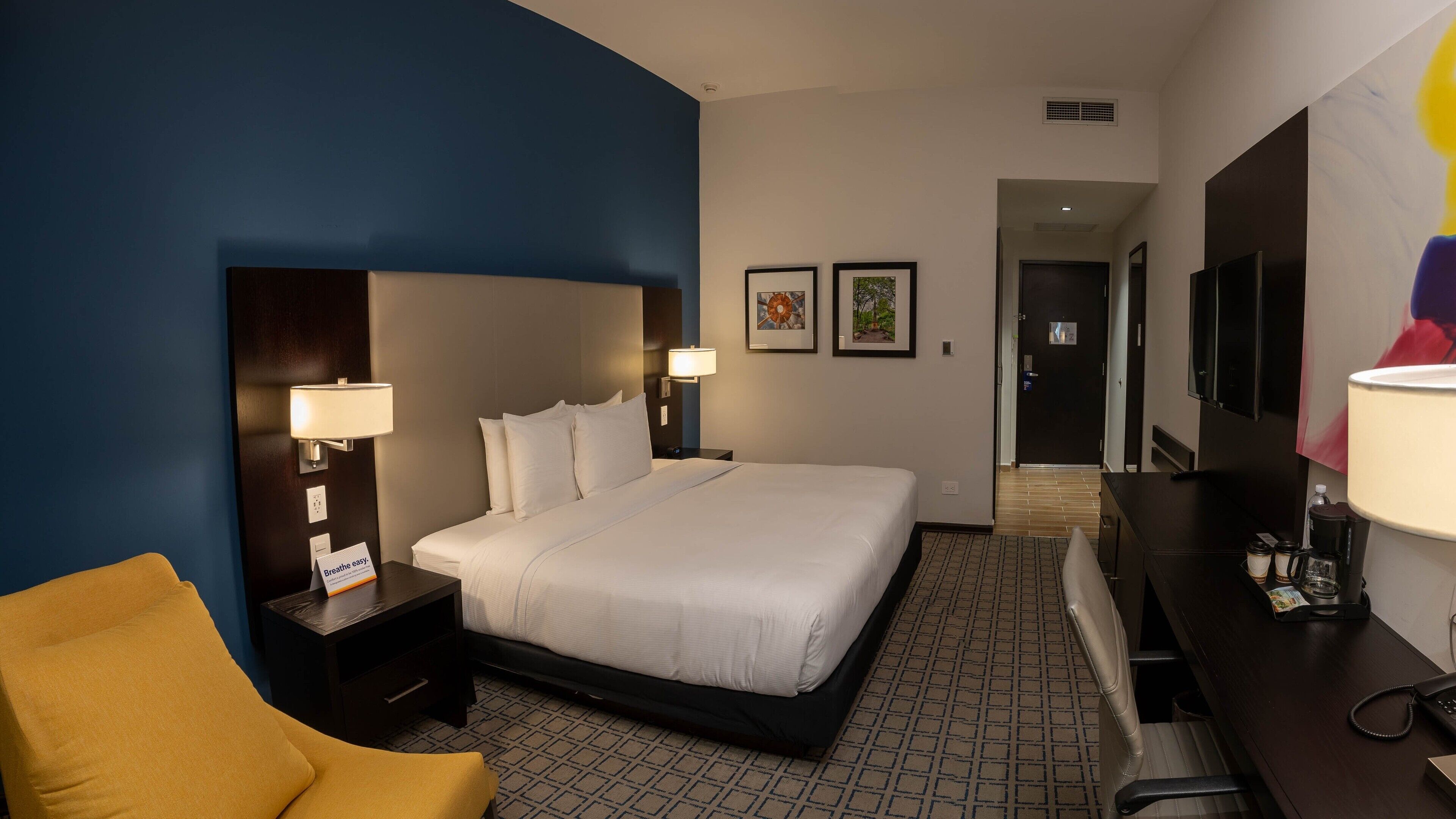 Een minibar, een kluis op de kamer, een strijkplank/strijkijzer