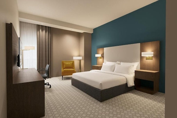 Minibar, brankas, setrika/meja setrika, dan Wi-Fi gratis