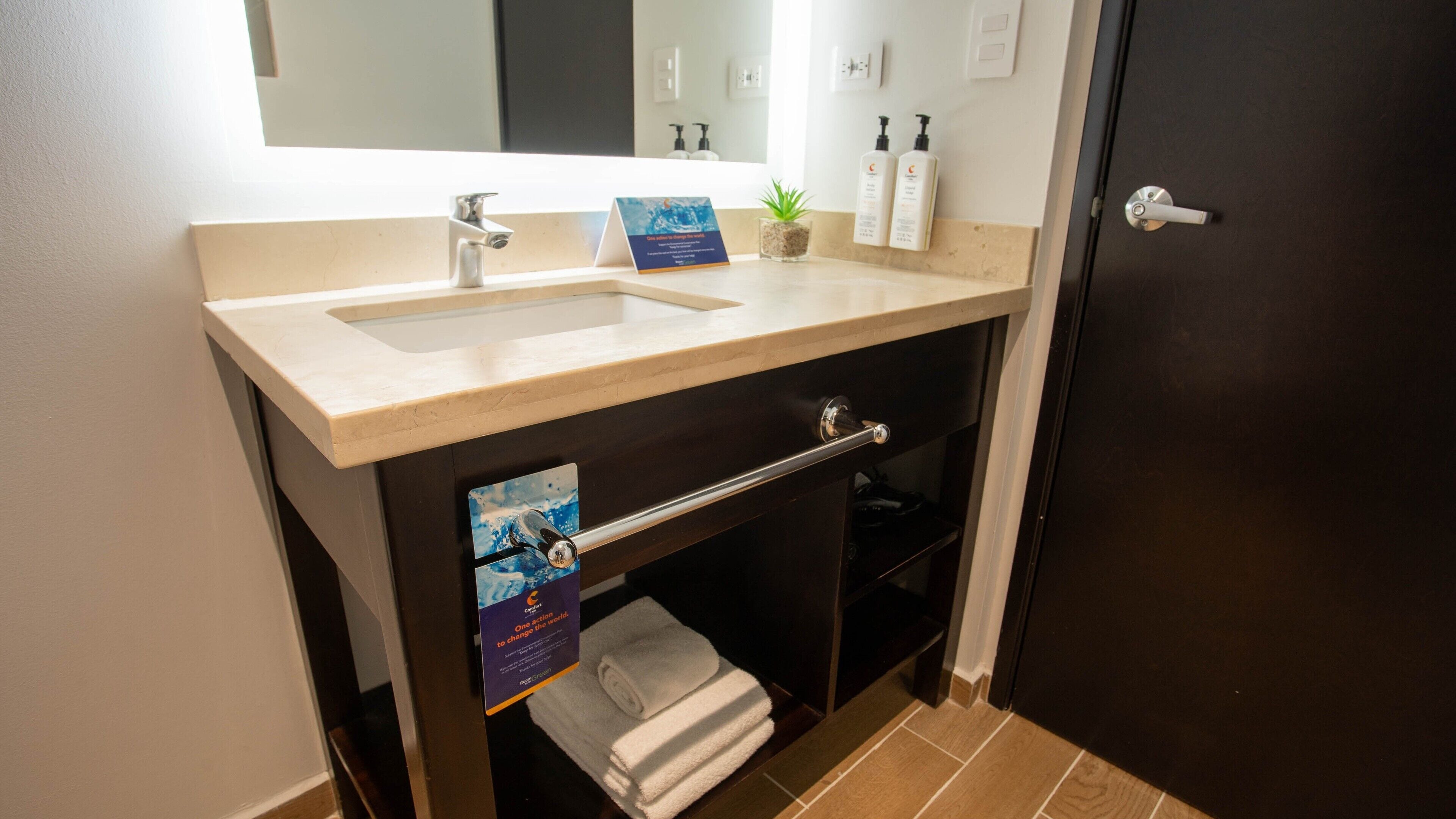 Un baño con lavabo, toallero y puerta.