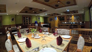 2 restaurantes, se sirve desayuno