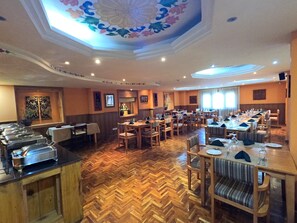 2 restaurants servant le déjeuner, le dîner, le souper et le brunch