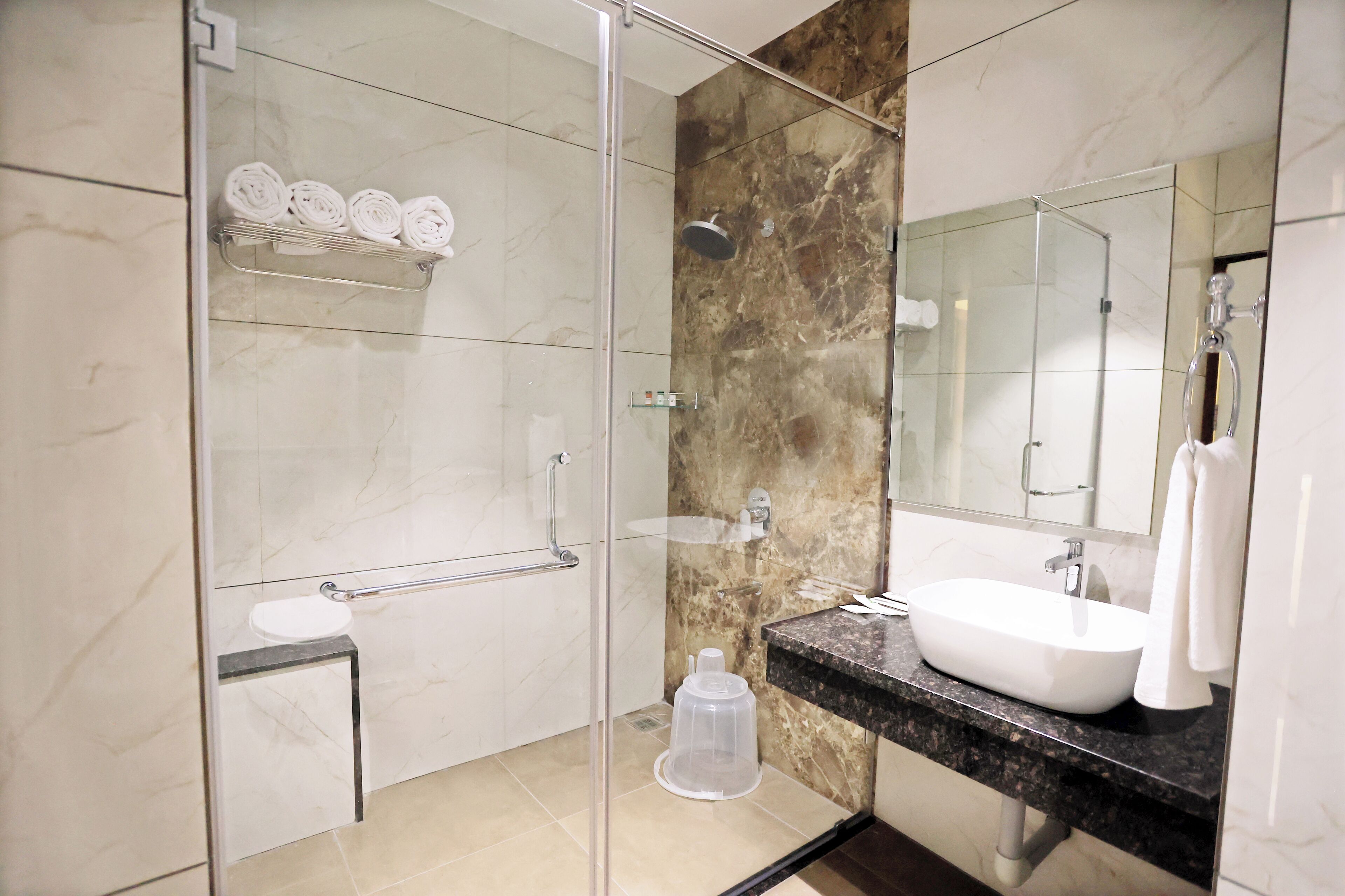 Luxury Suite | Bathroom | Shower, free toiletries, towels, soap