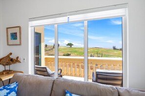 Smart TV - Scenic 3BR Villa w/ Balcony, Deck & Golf View at La Vita Bella by Bocobay (Noord)