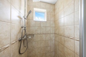 Shower, hair dryer, towels
