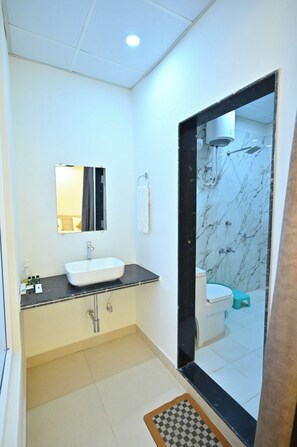 华丽双人房 | 浴室 | 独立的浴缸和淋浴、免费洗浴用品、毛巾