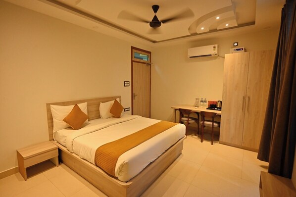 Deluxe Double Room | Laptop workspace, free WiFi