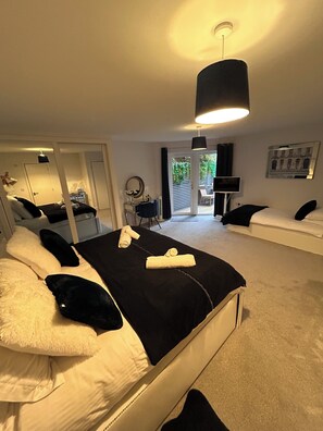 2 bedrooms, iron/ironing board, free WiFi, bed sheets