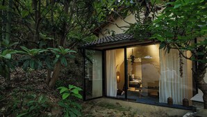 A modern house with a glass door leading to a room with a bed and a small table. - Hualu Yuejian Parent Child Homestay (Hangzhou)