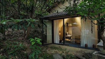 Romantic Cabin, Hill View | Laptop workspace, free WiFi, bed sheets