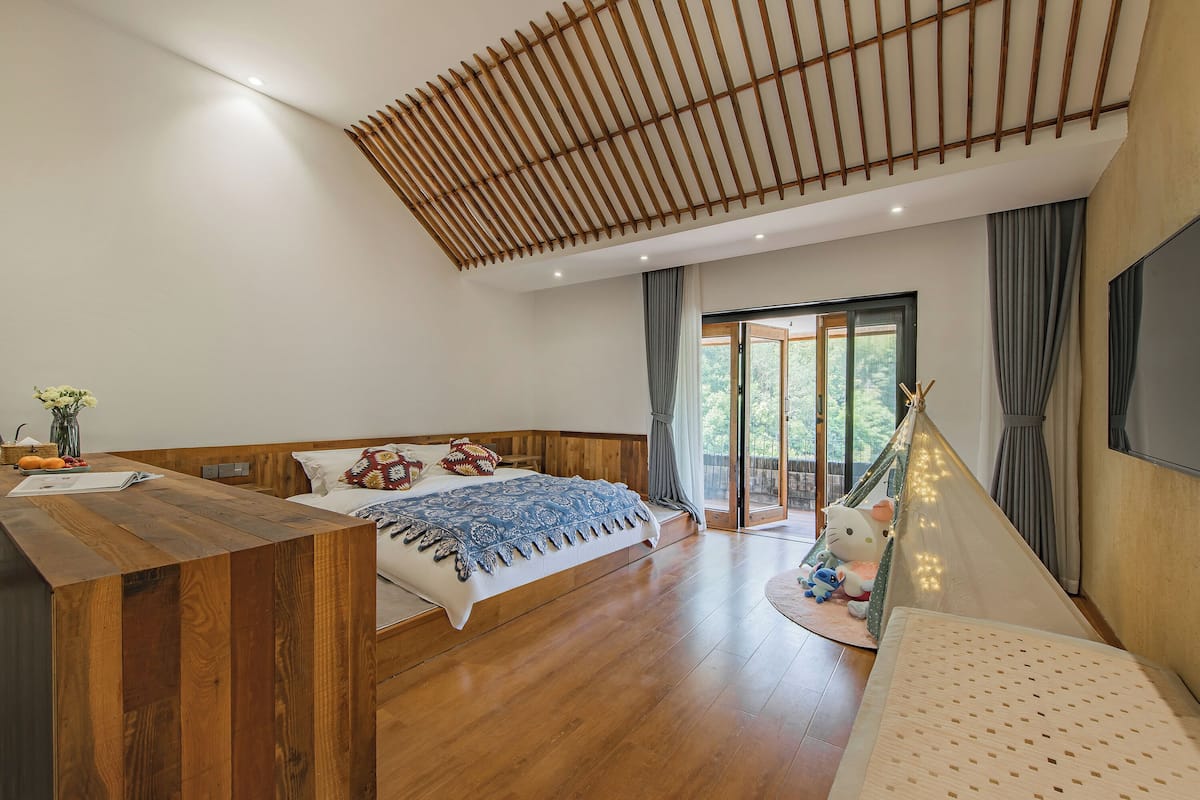 Superior Room, Hill View | Laptop workspace, free WiFi, bed sheets